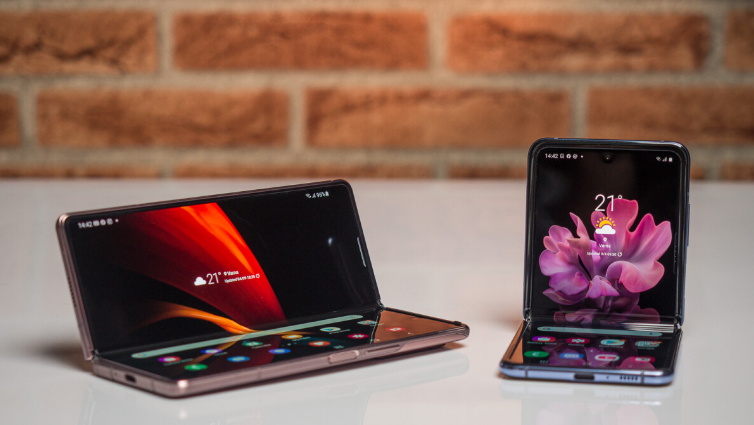 Foldable vs Flip Phones - A Breakdown of Pros and Cons of These Latest Mobile Trends 4 Foldable-vs-Flip-which One Reigns Supreme